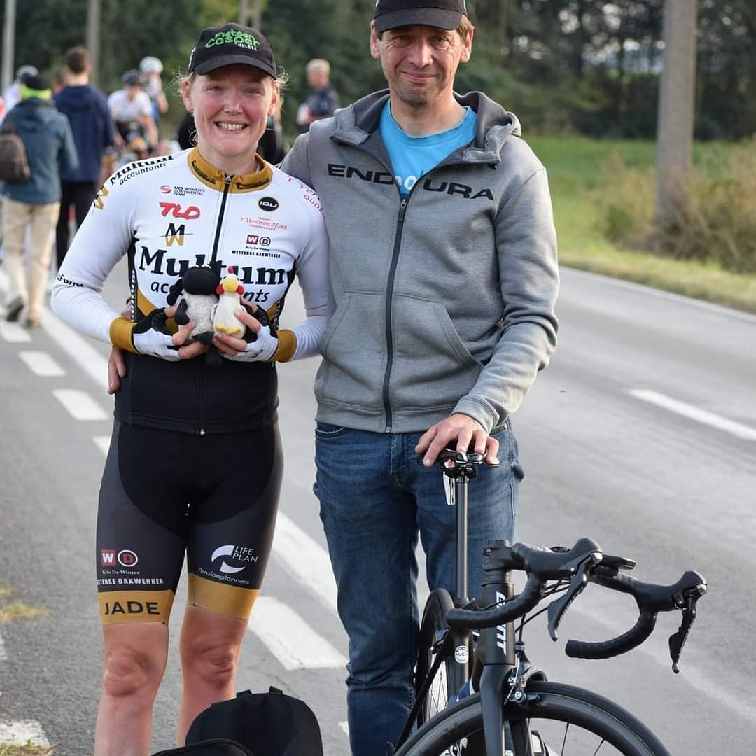 FietsenCasper's tweet photo. Ann-Sophie won gisteren de wedstrijd in Escanaffles na een solo van zo'n 35km op een Giant TCR Advanced 1! 🏆💐

@giantbenelux
@AnnSophieDuyck

📸: @paulhinninck, Julien De Bock

#giantbikes #ridegiant #tcradvanced https://t.co/AFgDHISP9p