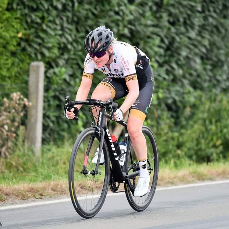FietsenCasper's tweet photo. Ann-Sophie won gisteren de wedstrijd in Escanaffles na een solo van zo'n 35km op een Giant TCR Advanced 1! 🏆💐

@giantbenelux
@AnnSophieDuyck

📸: @paulhinninck, Julien De Bock

#giantbikes #ridegiant #tcradvanced https://t.co/AFgDHISP9p