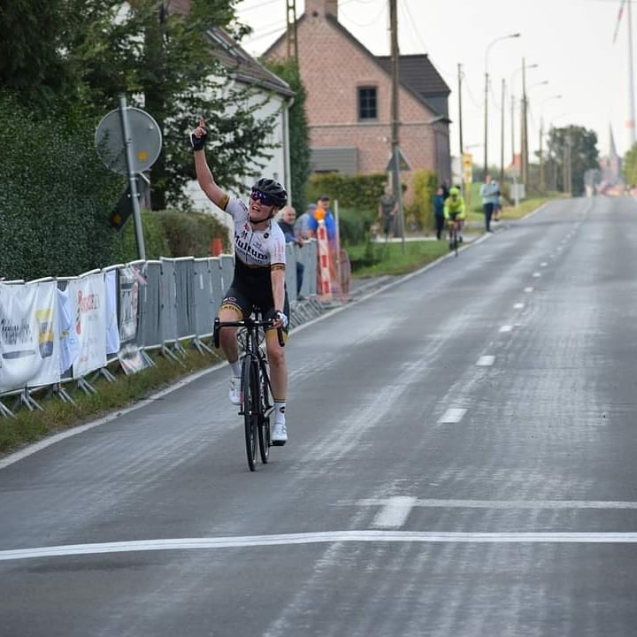 FietsenCasper's tweet photo. Ann-Sophie won gisteren de wedstrijd in Escanaffles na een solo van zo'n 35km op een Giant TCR Advanced 1! 🏆💐

@giantbenelux
@AnnSophieDuyck

📸: @paulhinninck, Julien De Bock

#giantbikes #ridegiant #tcradvanced https://t.co/AFgDHISP9p