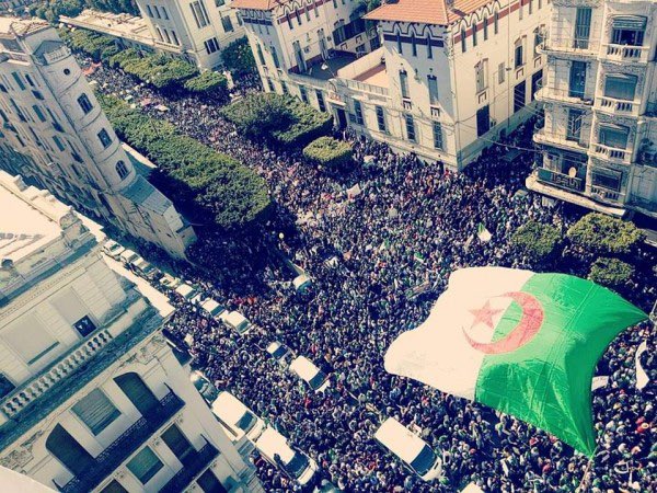 BoukhorsAmir1's tweet photo. الهاشتاغ
#من_أجلك_يا_جزائر_خارجين https://t.co/nmAlvxLoVL