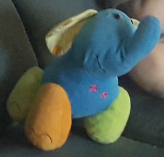 ReyGallagher_'s tweet image. #Twitter, haz tu magia. Este elefantito es el peluche favorito de mi hijo. Se perdió ayer domingo junto a una bolsa verde en el tren de la tarde Madrid - Cáceres a la altura de Monfragüe y Renfe me dice que lo dé por perdido. Los RT son bienvenidos. Mil gracias!!!