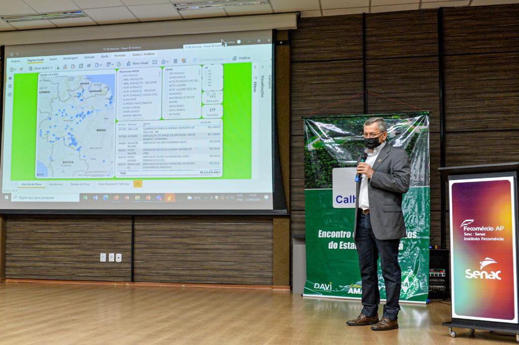 DefesaGovBr's tweet image. Nesta segunda-feira (27), em Macapá (AP), o Diretor do #ProgramaCalhaNorte, General de Divisão Ubiratan Poty, ministra palestra para parlamentares e prefeitos sobre a iniciativa que financia obras de infraestrutura e promove o desenvolvimento do País.