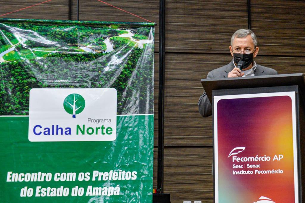 DefesaGovBr's tweet image. Nesta segunda-feira (27), em Macapá (AP), o Diretor do #ProgramaCalhaNorte, General de Divisão Ubiratan Poty, ministra palestra para parlamentares e prefeitos sobre a iniciativa que financia obras de infraestrutura e promove o desenvolvimento do País.