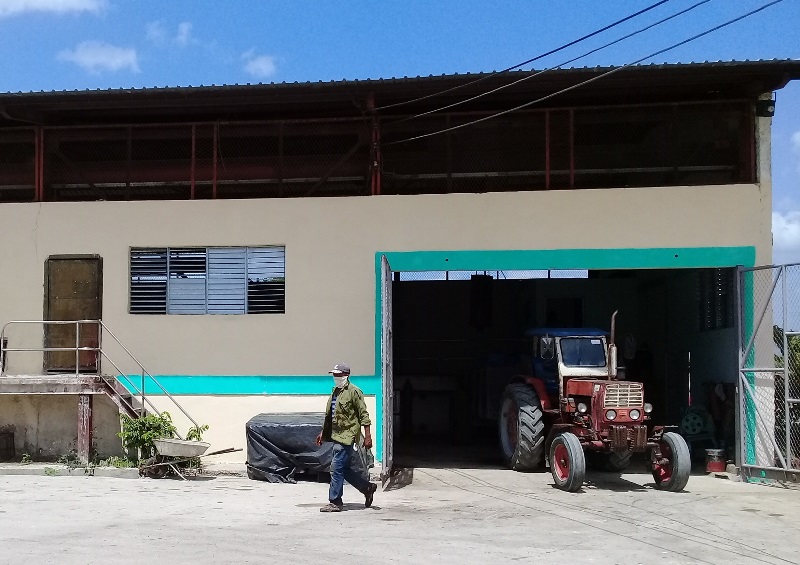 VenceremosCuba's tweet photo. Trabajadores de #Azumat en #Guantánamo, puntualmente en el poblado de #HéctorInfante, municipio de #ManuelTames, producen pienso para la alimentación animal, con materia prima local. 
Más detalles en: https://t.co/XbnpalA9l4 @MINAGCuba @teamocuba68 #Cuba https://t.co/L0eo1C2ZJJ