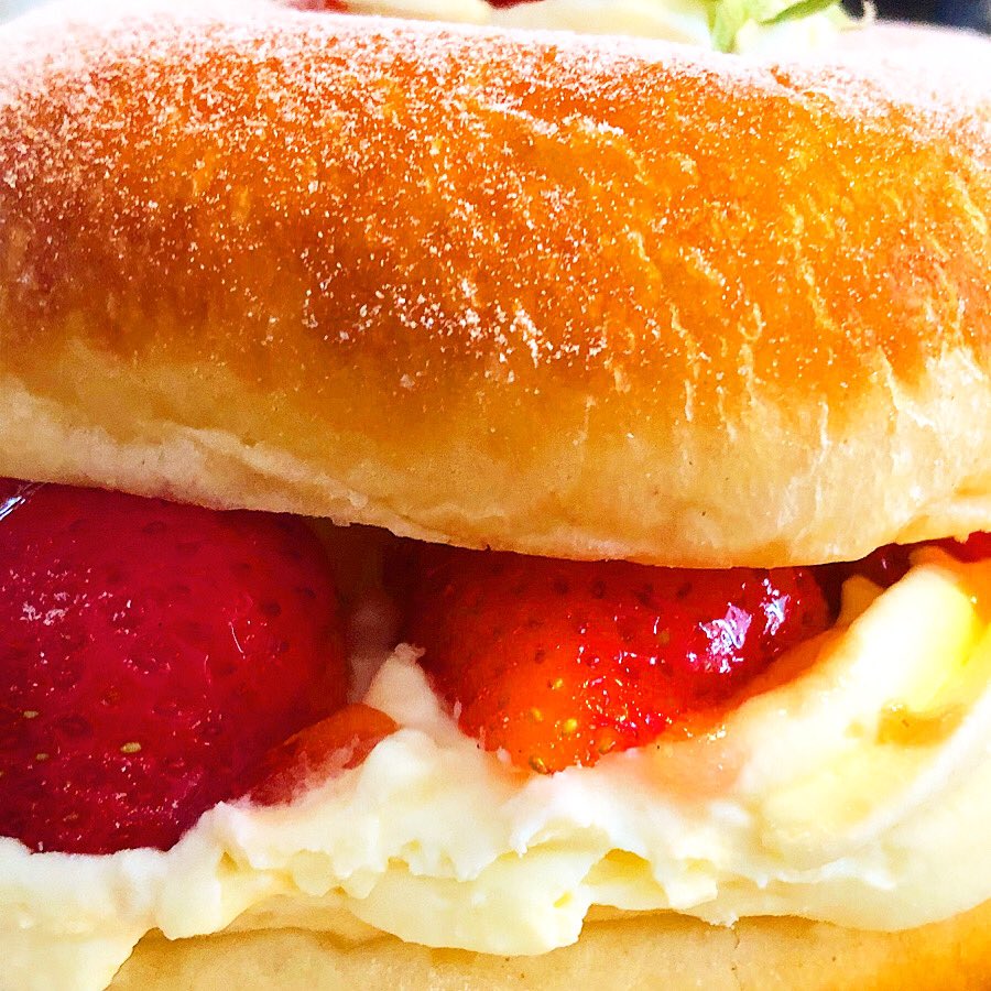 SylSoulfood's tweet photo. Een twist aan een Berliner bol gegeven: vulling eruit geschraapt en vulling van banketbakkersroom met Griekse yoghurt en aardbeien/nectarine er op gedaan! Zó vind ik ‘m wel lekker! #lekkeranders #berlinerbol #yumm https://t.co/T3luIFqJuy
