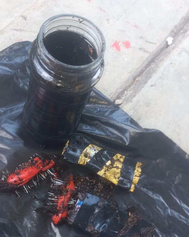 CaliesCaliCOL's tweet photo. NOTICIA CALI 📢
Una familia que revisaba la tumba de un familiar después de unas honras fúnebres en el cementerio Central, se encontraron unos elementos de brujería en el lugar https://t.co/7JzMMUQKoW