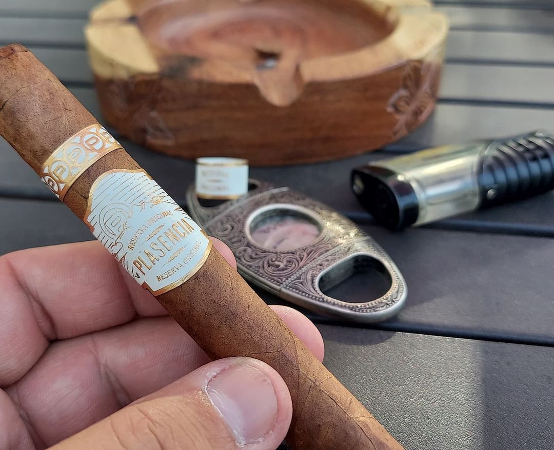 PlasenciaCigars's tweet photo. The intricate engraving dresses up that cutter nicely and beautifully complements the delicate yet complex flavors of a Plasencia #ReservaOriginal.⁣⁣
⁣⁣
#LightUpYourSoul⁣⁣
#PlasenciaCigars⁣⁣
⁣⁣
📸 @cigarguy24⁣⁣ https://t.co/1Pi7gjjLPS