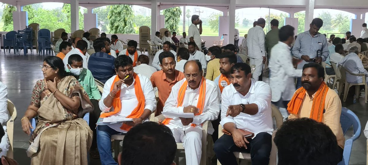 ArunaSurendhar's tweet photo. హుజురాబాద్ రూరల్ శక్తి కేంద్రం ఇంచార్జ్ లతో నిర్వహించిన సమావేశంలో హుజురాబాద్ రూరల్ ఇంచార్జ్, మాజీ ఎమ్మెల్యే రేవూరి ప్రకాశ్ రెడ్డి గారితో కలిసి పాల్గోన్న హుజురాబాద్ రూరల్ సహా ఇంచార్జ్, ఓబీసీ మోర్చా రాష్ట్ర కోశాధికారి చింతల సురేందర్ యాదవ్ గారు
@AleBhasker_bjp @BJP4Telangana https://t.co/B6nNpxNG4m