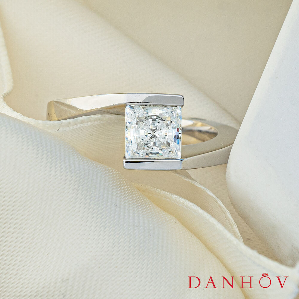 DanhovJewelry's tweet photo. A wonderfully modern solitaire engagement ring
✨ || https://t.co/kfHfIYZxC0 #Danhov #jewelry #womensjewelry #accessories #engagementring #diamondring #haloengagementring #diamond #rounddiamond #engagementringinspo #diamonds #finejewelry #engagementrings #jewelrydesigner https://t.co/zcerM0ZLkM