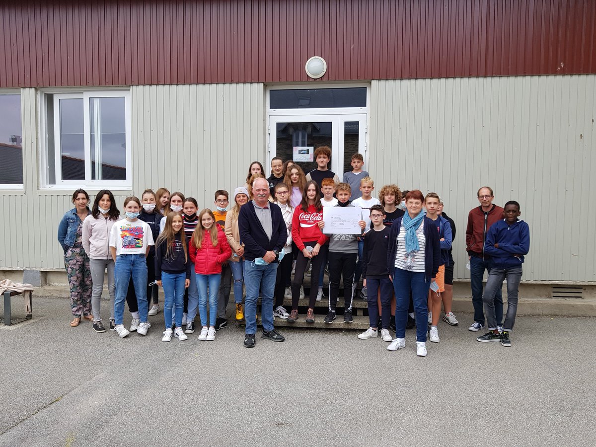 MurStjo's tweet photo. Projet EMI 5e: remise d'un chèque de 850 euros à l'association Rayon de Soleil qui apporte une aide financière aux familles d'enfants gravement malades. Une belle action de solidarité! https://t.co/PAOm65VfXu