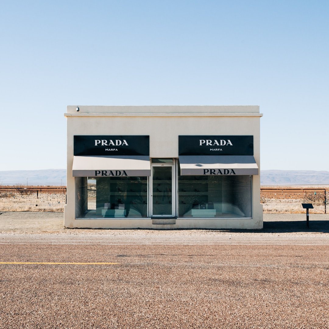 redroofinn's tweet image. Can you guess where this art installation is located?

#HelpfulHint: We happen to have 50+ Red Roof properties there too.😏 #RedRoof