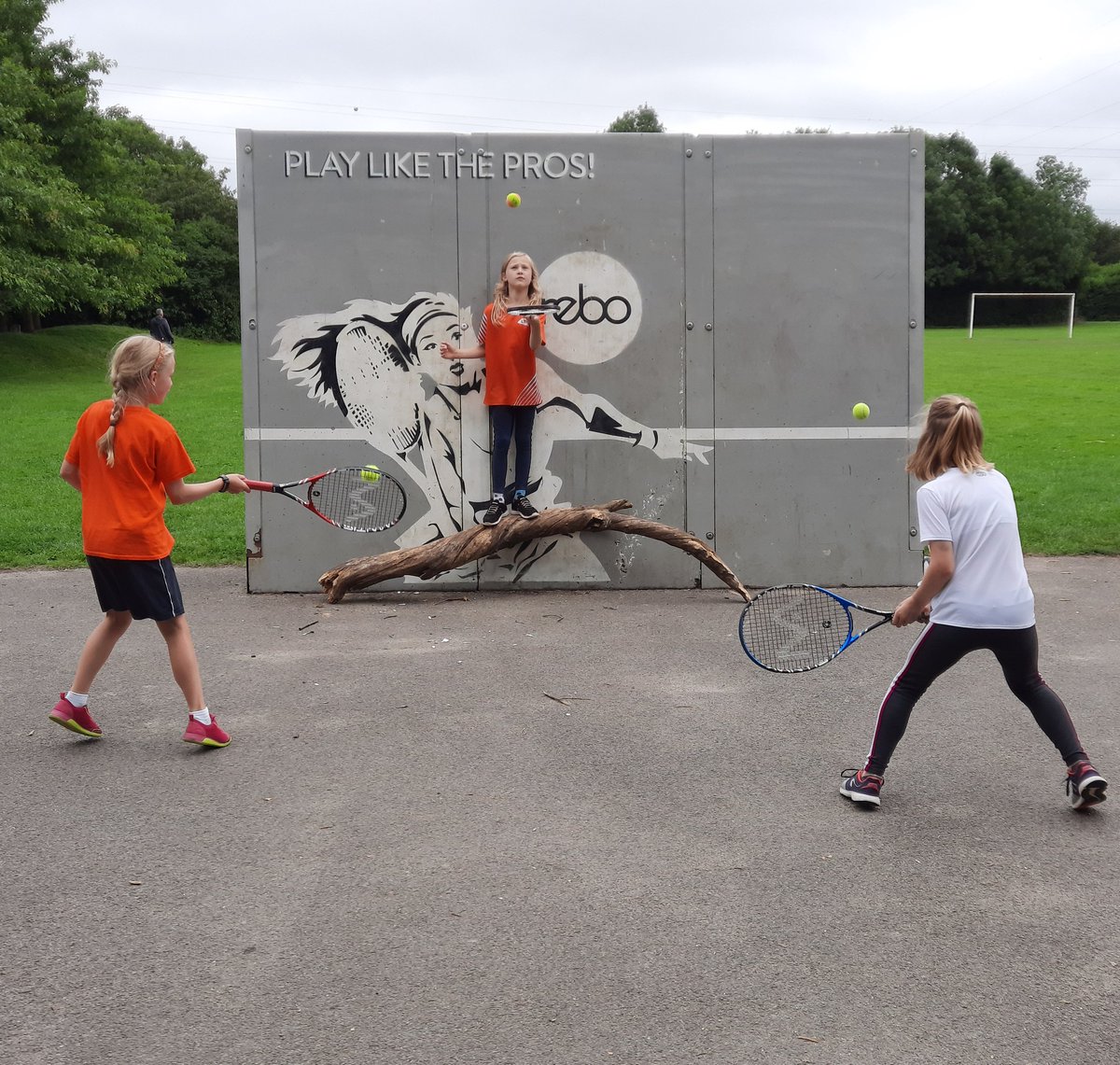 Time to get inventive with racquet, ball and wall! Having fun, creating games and making #FriendsForever. <a href="/REBO_wall/">REBO wall</a> #thesegirlscan #playlikethepros