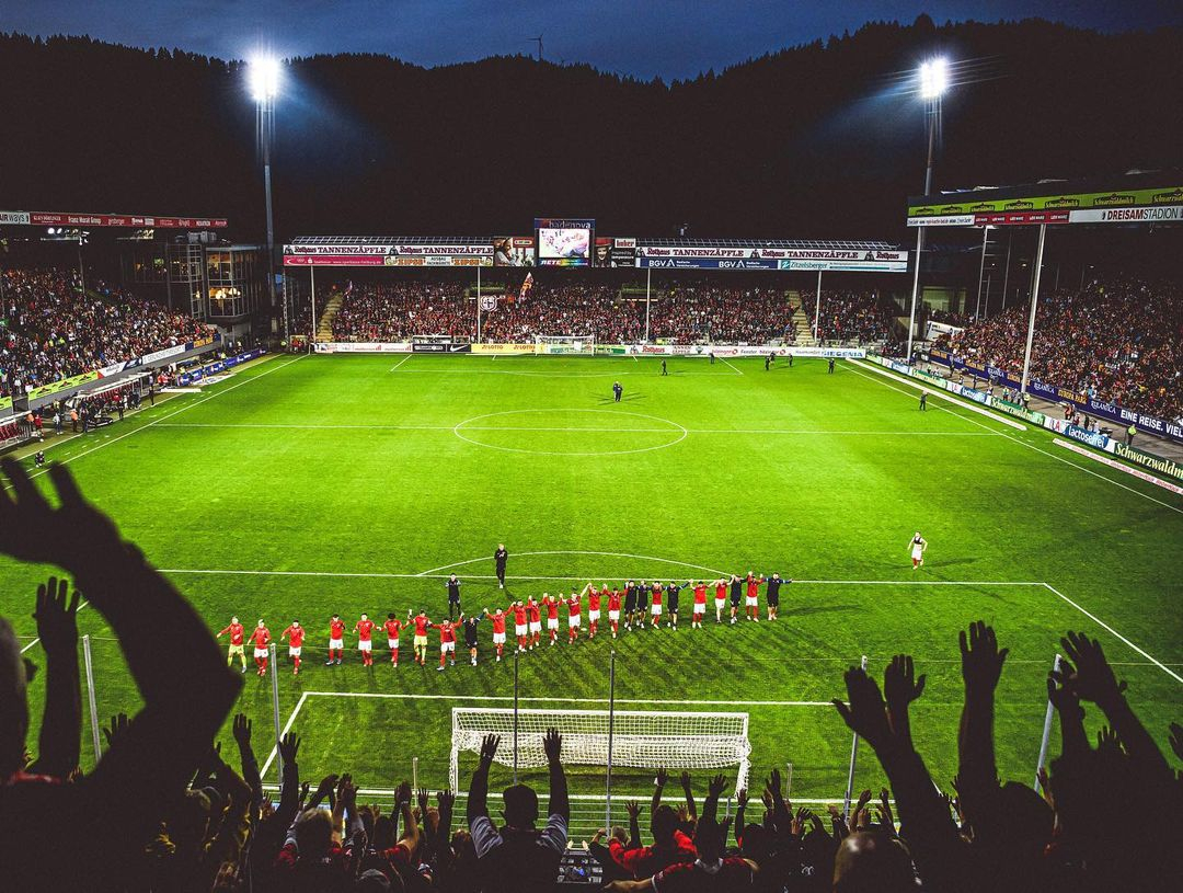 MatchTV's tweet photo. Уютнейшие и атмосфернейшие фото 😍

«Фрайбург» попрощался с домашним стадионом перед переездом на новую арену.

Игроки сидели на поле и хором пели, а тренер Кристиан Штрайх, работающий в системе клуба аж с 1995-го, плакал, кланялся болельщикам и заряжал вместе с фанатами 😢 https://t.co/Ctop3mQjcV