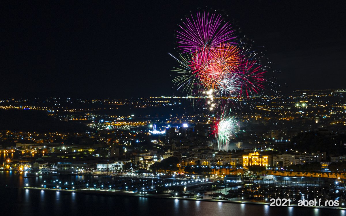 abelfros's tweet photo. Finalizan la edición especial (Covid19) fiestas de @CyR_Cartagena con un vistoso castillo de #FuegosArtificiales junto al @PuertodeCtg https://t.co/RgfhplowJQ