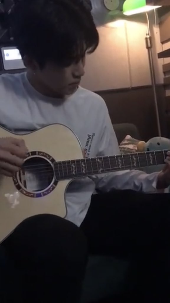 damiisdemigod's tweet photo. อย่าให้เด็กโสภาเขาจับกีตาร์😫🎸 https://t.co/ou3OaBV2uS