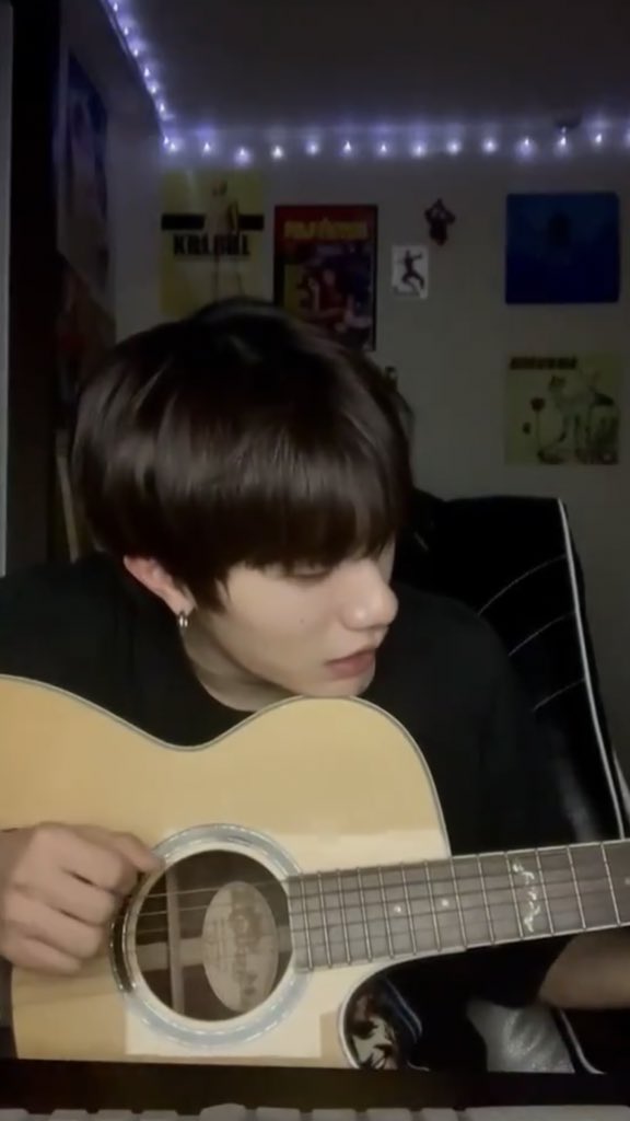 damiisdemigod's tweet photo. อย่าให้เด็กโสภาเขาจับกีตาร์😫🎸 https://t.co/ou3OaBV2uS