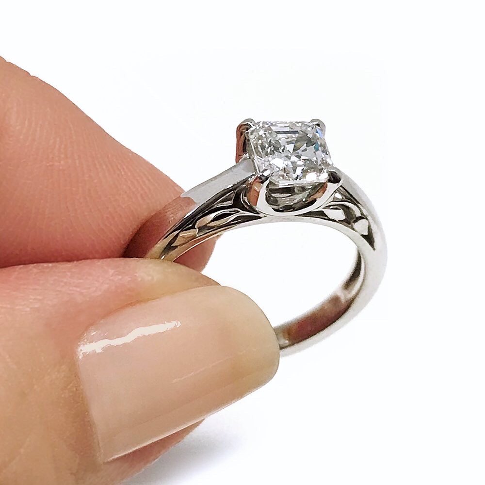 incogem1's tweet image. A 1.00 carat square emerald step-cut beauty. ✨ 
#diamonds #finejewelry #squarediamond #emeraldcut #stepcut #onecarat #diamondring #estatejewelry #jewelry #jewelrylover #1stdibsjewels #incogem 
1stdibs.com/dealers/incoge…