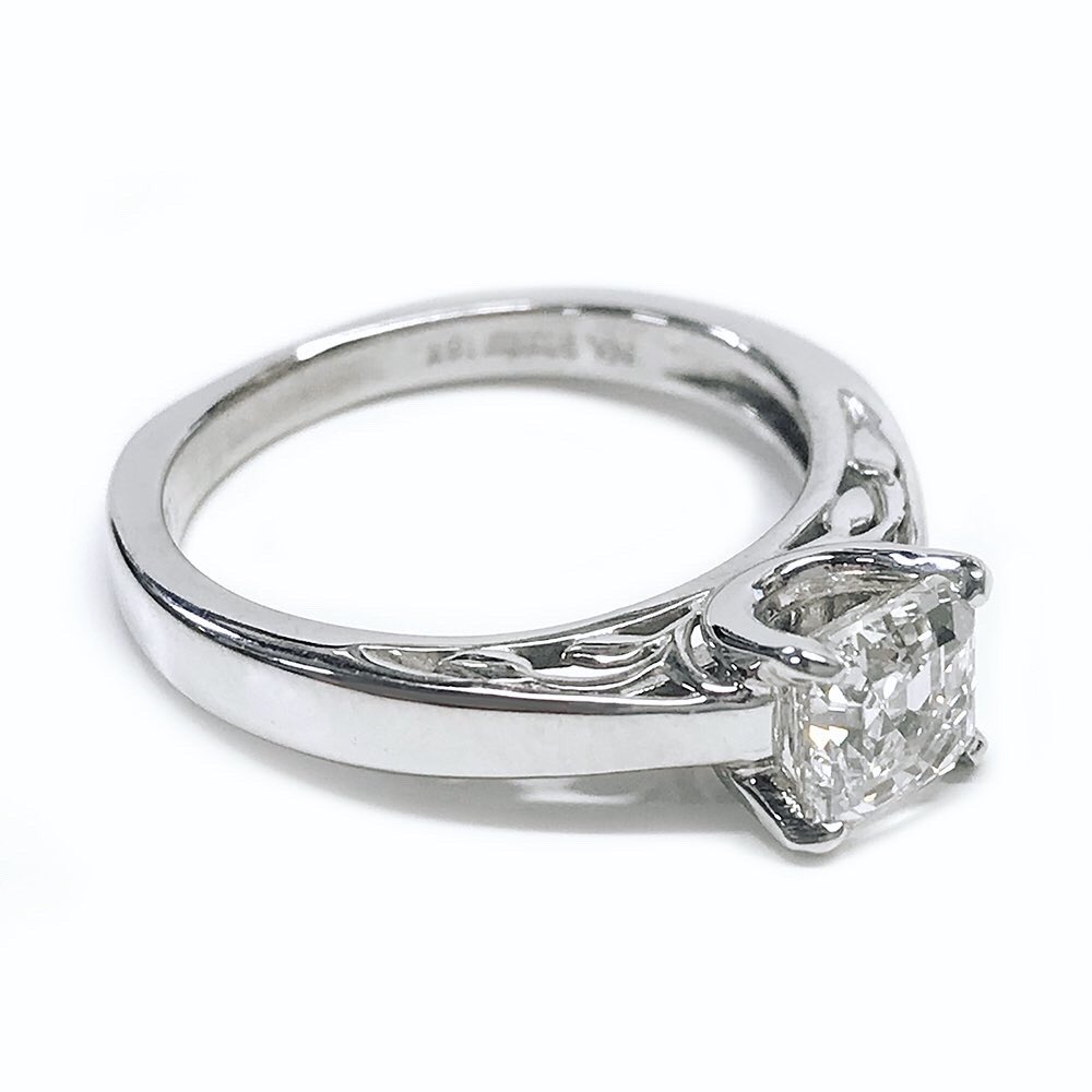 incogem1's tweet image. A 1.00 carat square emerald step-cut beauty. ✨ 
#diamonds #finejewelry #squarediamond #emeraldcut #stepcut #onecarat #diamondring #estatejewelry #jewelry #jewelrylover #1stdibsjewels #incogem 
1stdibs.com/dealers/incoge…