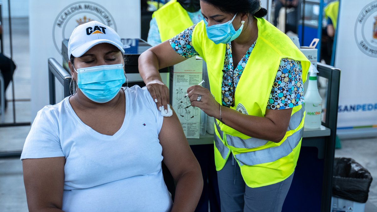 armandocalisps's tweet photo. ¡Seguimos vacunando! Estamos aplicando primeras dosis de vacunas para adolescentes de 12 a 17 años, primeras para embarazadas y segundas de Pfizer y AstraZeneca 💉
📍Los esperamos en el Gimnasio Olímpico Municipal.
#SPSTeCuida https://t.co/HUpcpxDDhx