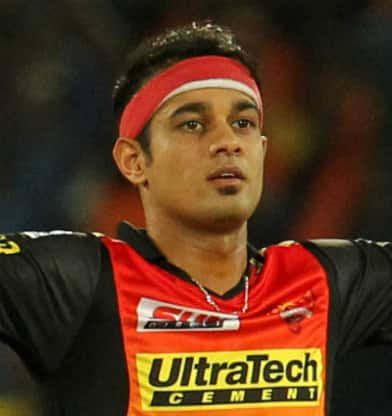 poll_station4's tweet photo. Things will never goes good for a bowler with headband #kaul #RRvSRH #RR https://t.co/kA0mJSRQIC