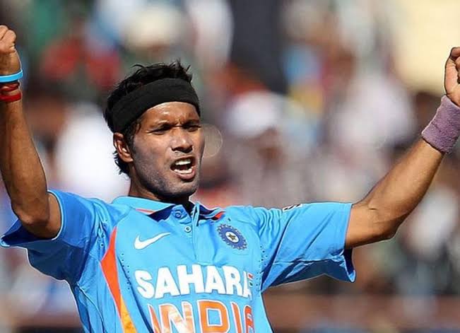 poll_station4's tweet photo. Things will never goes good for a bowler with headband #kaul #RRvSRH #RR https://t.co/kA0mJSRQIC