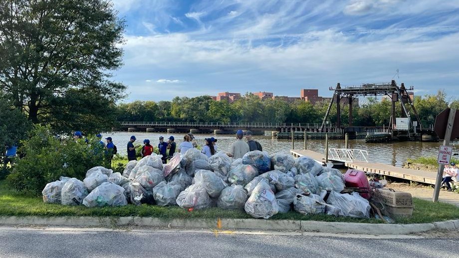 EUintheUS's tweet photo. The results are in: In less than 2 hours, #EUBeachCleanup volunteers prevented over 2,000 lbs of trash from entering the Anacostia River, Chesapeake Bay &amp; Atlantic Ocean! And 338 lbs alone were plastic bottles!

We're proud of our community for choosing to #ActNow #ForNature. 🤝 https://t.co/ju533NIE29