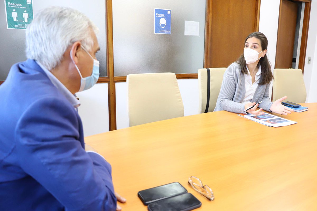 ProChile_Oh's tweet photo. El Gobernador Regional @PabloSilvaAmaya se reunió con la directora de @ProChile_Oh, @Msofiasb para hablar de las prioridades del servicio, exportaciones y como seguir apoyando a las #pymes de #OHiggins. Se vienen varios proyectos en conjunto! 🇨🇱🌎✈️ https://t.co/iTrqz270pq