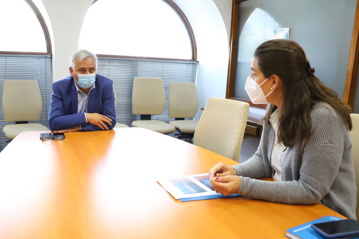 ProChile_Oh's tweet photo. El Gobernador Regional @PabloSilvaAmaya se reunió con la directora de @ProChile_Oh, @Msofiasb para hablar de las prioridades del servicio, exportaciones y como seguir apoyando a las #pymes de #OHiggins. Se vienen varios proyectos en conjunto! 🇨🇱🌎✈️ https://t.co/iTrqz270pq