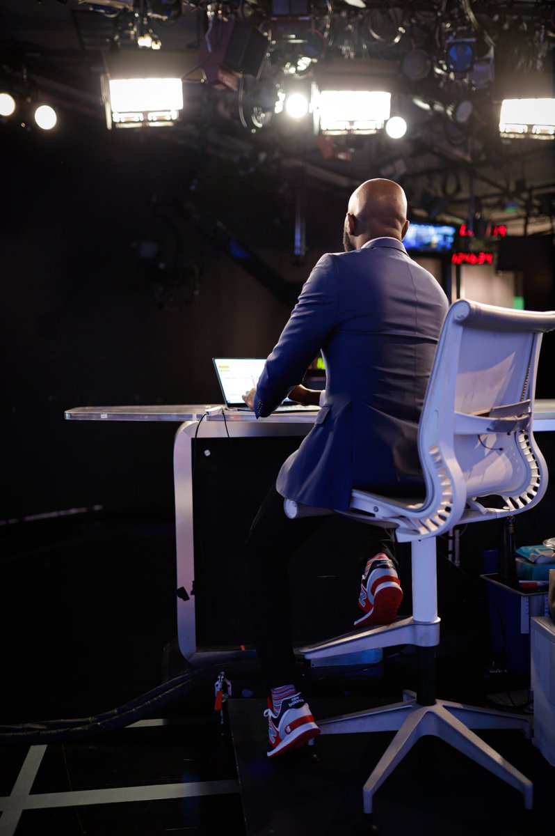 LarryMadowo's tweet photo. What do you wear to speak to the world? Take a look behind the scenes of Studio 4 at CNN Center. Join me LIVE on @OneWorldCNN today and every weekday:

⏰ 5pm London/Lagos | 6pm Paris/Joburg | 7pm Nairobi | 8pm Dubai 
📸 @creativequise https://t.co/jKZSneb32B
