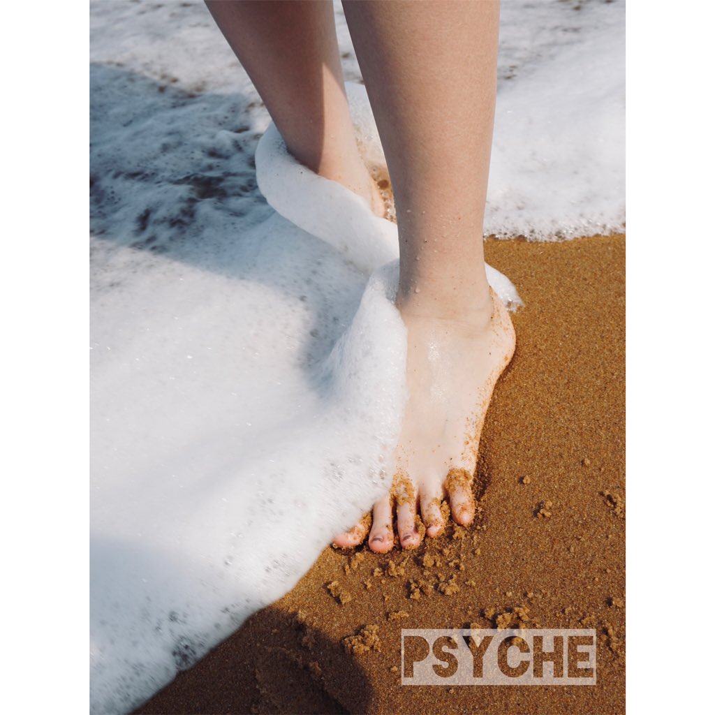 海边偶遇
#海边 #沙滩 #美足