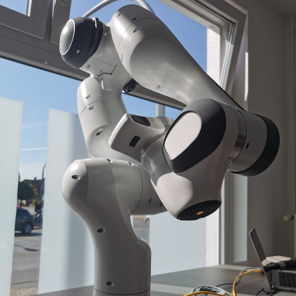 Endlich ist es soweit! Das RoboLab "Moin Veroza!" darf endlich seine Türen öffnen!
Einzelbesichtigungen sind ab sofort mit Termin möglich, zudem bieten wir auch Workshops für Gruppen an. Bei Interesse melden Sie sich daher gerne unter: robolab@uni-vechta.de