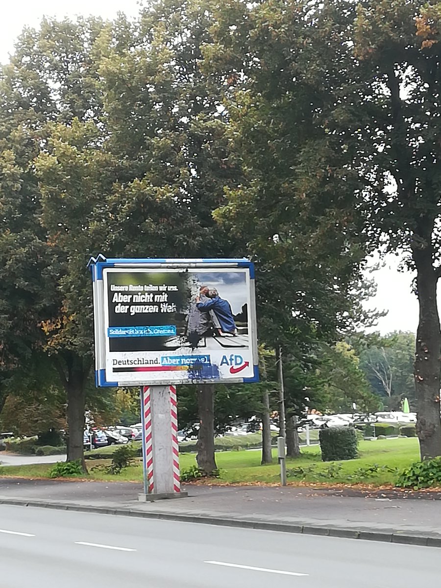 AutonomeAFALuen's tweet photo. Neu entdeckt:
Es scheint, als würde es immer mehr Menschen in Lünen geben, die sich gegen Rechtsradikalismus und Menschenhass einsetzen. Auch nach der Wahl gilt: FCK AfD!- Nazis raus aus den Parlamenten
In Lünen ist kein Platz für euch!
#FCKNZS #noAfD #Hinterland #luenen #Antifa https://t.co/jViyHh4Sm8