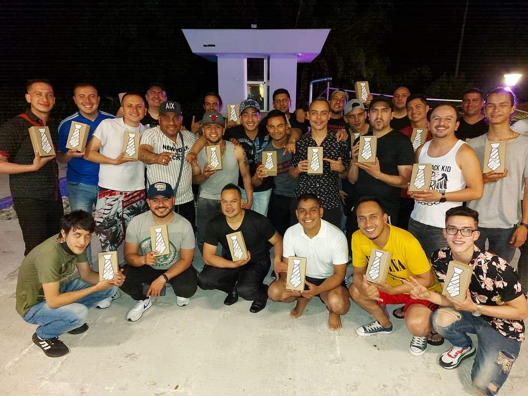 bandamboficial's tweet photo. Cuando decimos que MB es una familia es por que así se siente en el escenario y fuera de él... los pequeños detalles siempre hacen la diferencia.
#bandalamb #lamamadelasbandas
#mbistasdecorazón ❤ #día #amortamistad https://t.co/MVJHNgYzpF