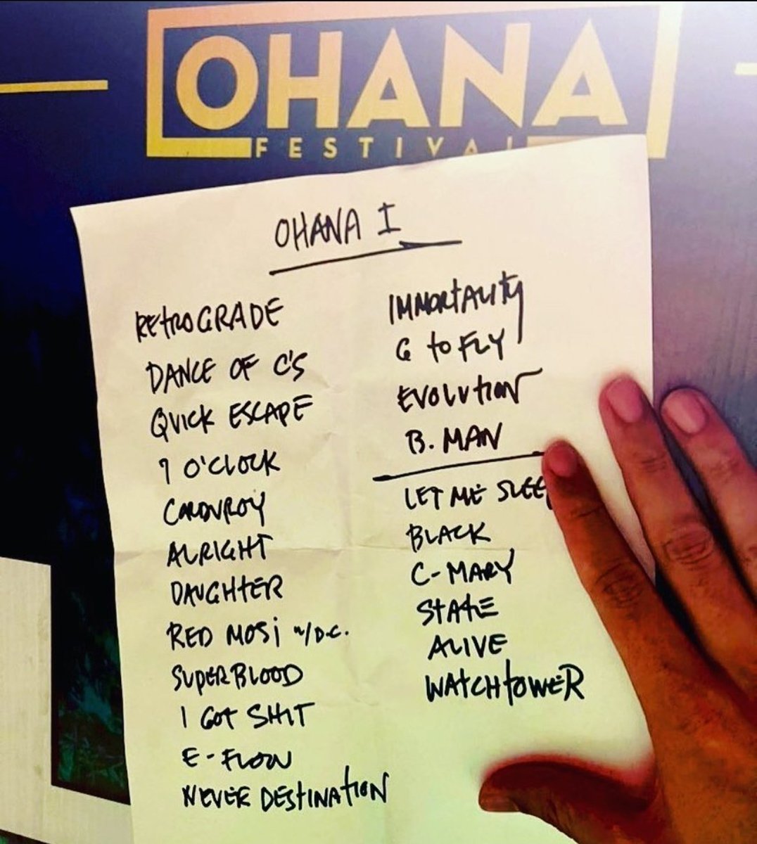 ATYpodcast's tweet photo. Retrograde opener AND I Got Shit? Oh, hell!
@pearljam @theohanafest 
******************************
#pearljam #pearljamfans #pearljamfamily #pjfaithful #pjfans #pjlove #eddievedder #brandicarlile #ohanafest 

📸  @pearljamcol https://t.co/5VMEzsZtl6