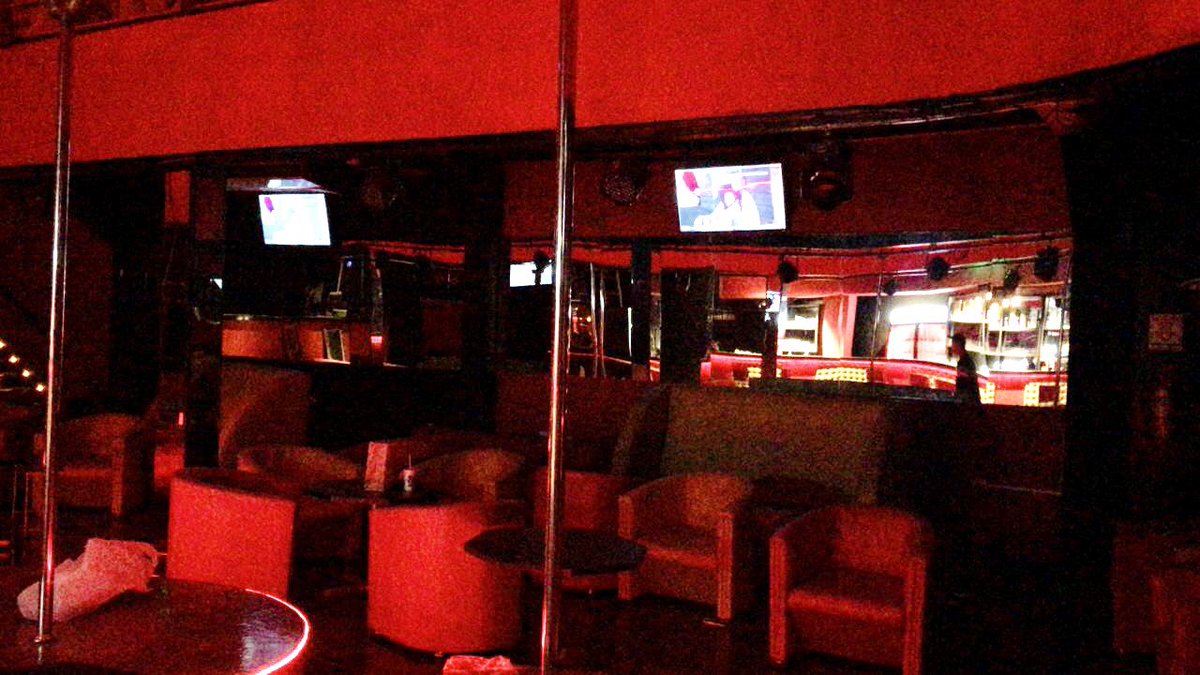 negritabelen1's tweet photo. Se viene la mayor y exclusiva #octobeersex del país, con premios para el mejor outfit, concursos de fondo blanco y algunos otros juegos.
No somos los mejores somos diferentes!!
#nuevolocal
#negritatragos
#djswing
#seguridadpv
#Estacionamientopv https://t.co/P5Ynt6eZbi