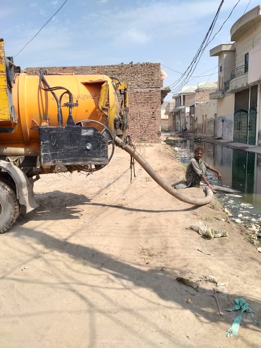 mcrykhan's tweet photo. چیف آفیسر میونسپل کارپوریشن رحیم یارخان عظمت قدیر ��ورایہ نے اسسٹنٹ میونسپل آفیسر انفراسٹریکچر اینڈ سروسزوقار حیدر زیدی، سب انجینئر شہباز احمد کے ہمراہ میاں ٹائون کا وزٹ کیا اور سیوریج کے مسائل کو فوری حل کرنے کے احکامات صادر کئے ۔ https://t.co/lQDW6mQKnP