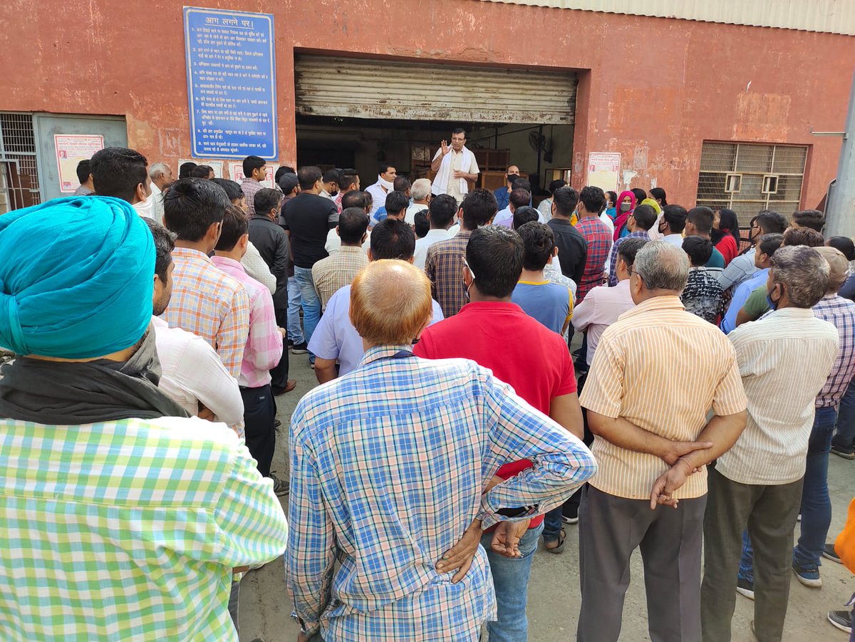 NRMUDelhiSocial's tweet photo. NRMU दिल्ली मंडल की शकूरबस्ती शाखा द्वारा हमारे किसान भाइयों को समर्थन।
#भारत_बंद_सफल_रहा https://t.co/pwvCL3MvJ1