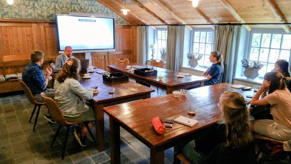 JSJohanPeters's tweet image. Vandaag #werkplaatsleren gestart met de startende leerkrachten jaar1. 
@ReneVvanEngelen over gedrag en effectieve leerkracht communicatie. 
Verder wandelend kennisgemaakt in de prachtige omgeving van vergaderlocatie debirktvergaderen.nl