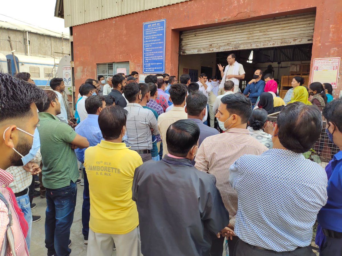NRMUDelhiSocial's tweet photo. NRMU दिल्ली मंडल की शकूरबस्ती शाखा द्वारा हमारे किसान भाइयों को समर्थन।
#भारत_बंद_सफल_रहा https://t.co/pwvCL3MvJ1