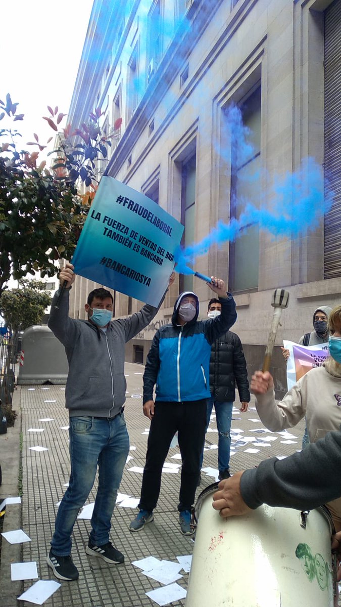 CynCuaran's tweet photo. @radiomitre #eshoy #somosbamcarios Hoy la @FuerzaVentasBNA marchamos , todos unidos a nivel país reclamando el derecho que nos corresponde de ser encuadrados bajo el convenio bancario porque hacemos tareas bancarias. Hoy decidimos ponerle punto final a la precarización https://t.co/irhGta3hxH