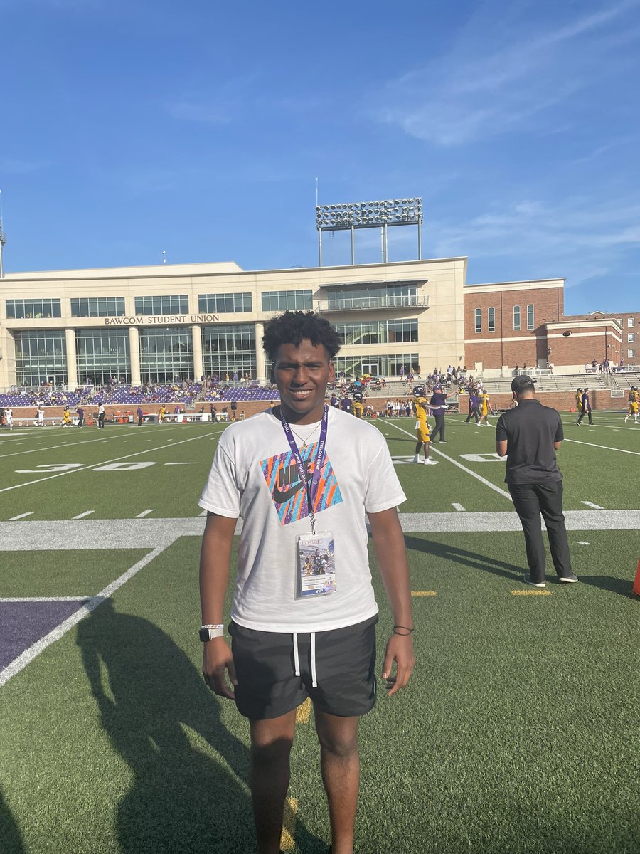 TheZacchaeusA's tweet photo. Thank @CoachJohnsonFB @CoachReinfranck for inviting me to the game Saturday !!! Got to see a great game and experience a great atmosphere 💜💛 https://t.co/nvuAfpHwTH