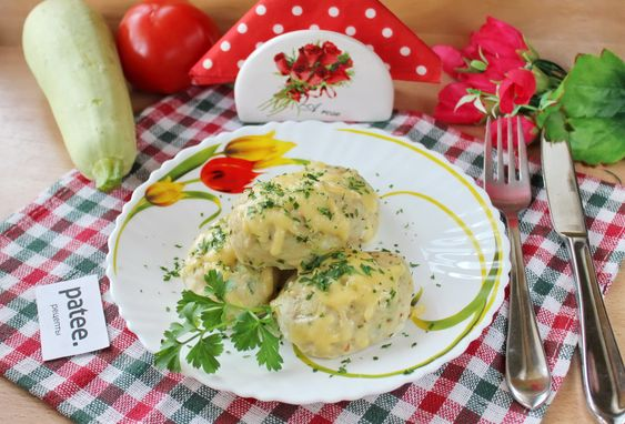 impudent_potato's tweet image. Куриные котлеты с кабачком в духовке

Куриное филе 
Лук репчатый 
Батон 
Яйцо куриное
Кабачок 
Соль 
Перец черный молотый 
Петрушка 
Сыр