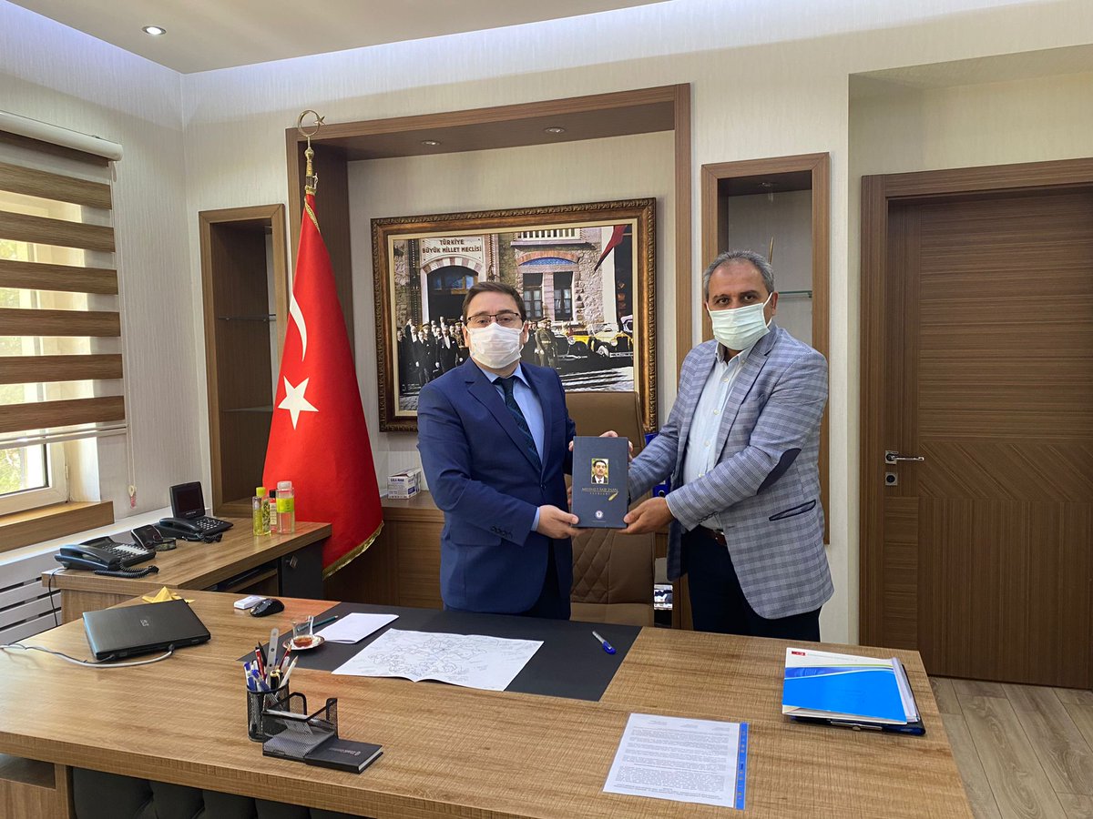 EbsErbaa's tweet photo. İlçemize yeni atanan kaymakamımız Dr. İsmail Altan DEMİRAYAK'ı sendikamız yönetim kurulu olarak ziyaret ettik. Kendisine Kurucu Genel Başkanımız Mehmet Akif İNAN'ın kitaplarını takdim edip, yeni eğitim öğretim yılı, sendika ve sendikal faaliyetlerimiz, ve ERBAA üzerine konuştuk. https://t.co/vFdE2Q4KWr