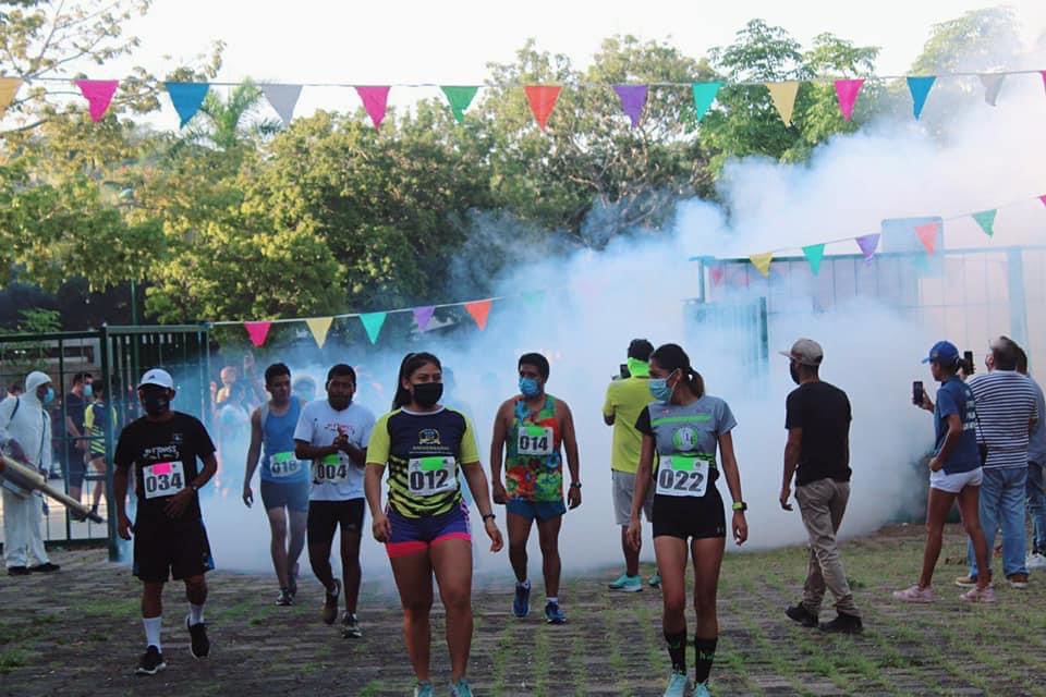 En representación del presidente municipal, Giovanne González García, el director de deportes, Carlos Martínez, asistió a la quinta carrera  atlética UrbanRace para celebrar el 13 aniversario del sitio web de noticias Panorama del Pacífico, encabezado por Roberto Agustiniano.