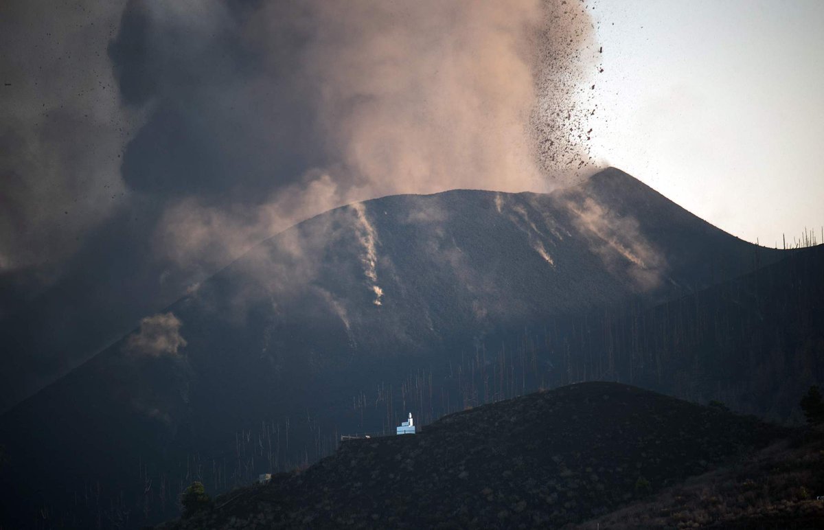 TheLinkOnCGTN's tweet photo. A volcano continues to erupt on the Spanish island of #LaPalma. 
It started a week ago... and scientists say it is not nearing its end.
Rivers of lava have been pouring down the mountainside, destroying everything in their path. https://t.co/NRCes7NckA