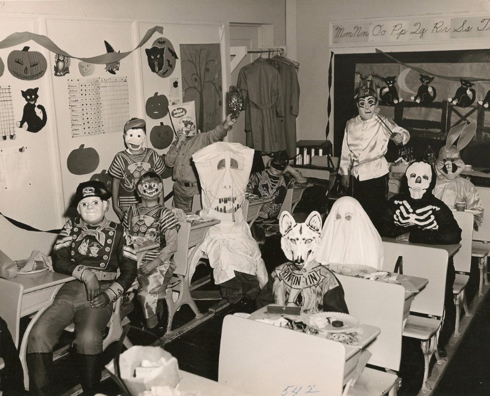 HorrorCarnival's tweet photo. Halloween 1952 🎃 https://t.co/EukMFSTRCI