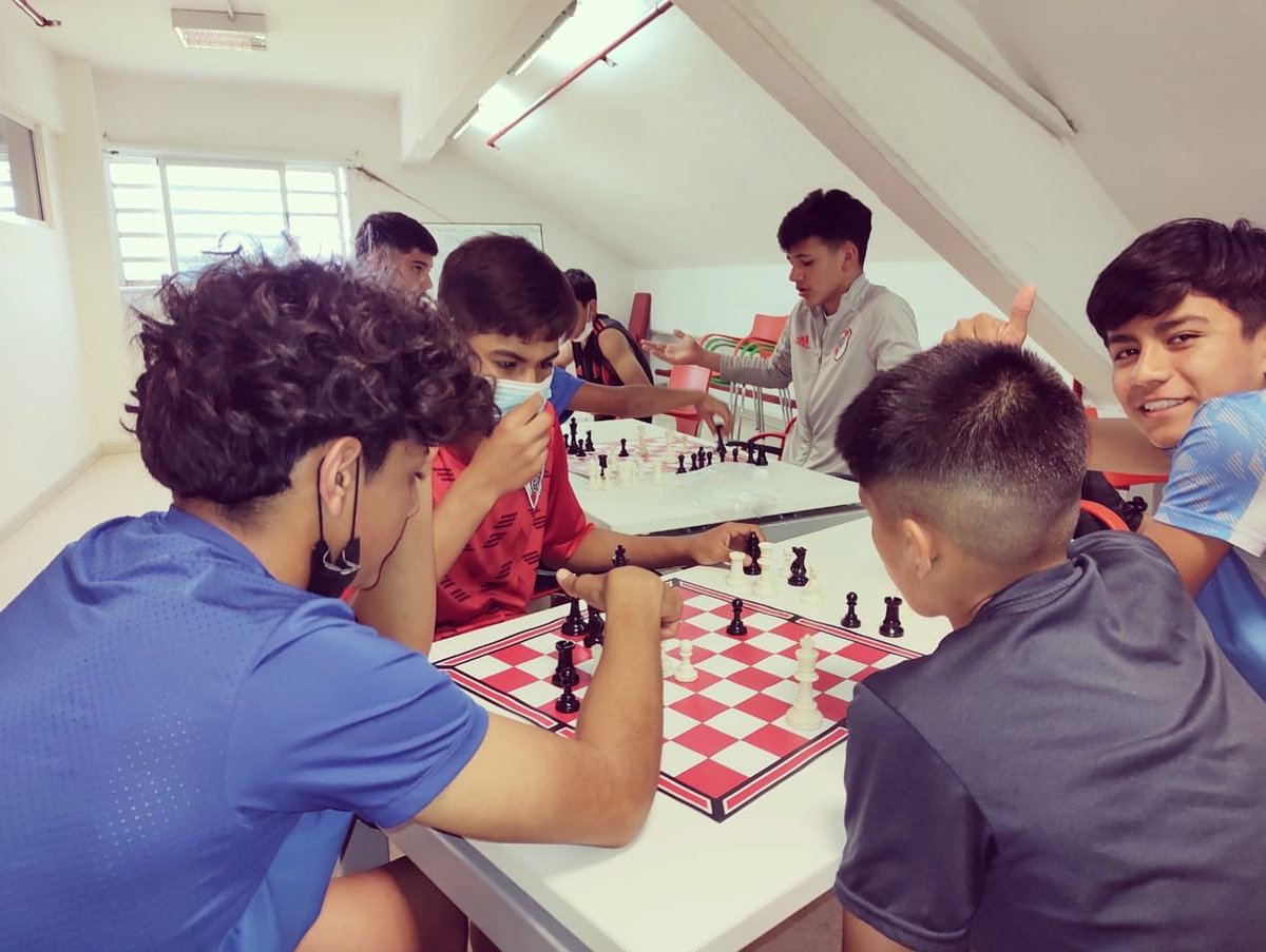 RiverCultural's tweet photo. Gracias Gisela Pacheco y Matias  Palmeyro por el recibimiento en Casa River, donde el profesor de Ajedrez  Maximiliano Ginzburg empezó a dar clases. https://t.co/K0bF1B1tkn