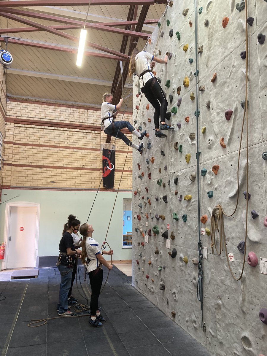 MissCockingPE's tweet photo. A great climbing session with the year 11 GCSE PE group! @PeHgsc #rockclimbing #practicalPE https://t.co/HH1i7GM8uD