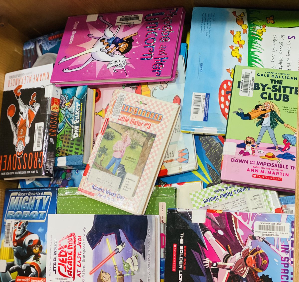 LaKeitha_Brooks's tweet photo. I love #MondayMornings! Students are ready to get a fresh read for the week. #BookDropLife #bookphotography #HubofGrowth  #WWBReads @kwamealexander @MizDanaClaire @robochai @thepetethecat @StudioJJK @amyignatow @christineaplatt @GraphixBooks @mikemaihack https://t.co/klBqa4AwnA