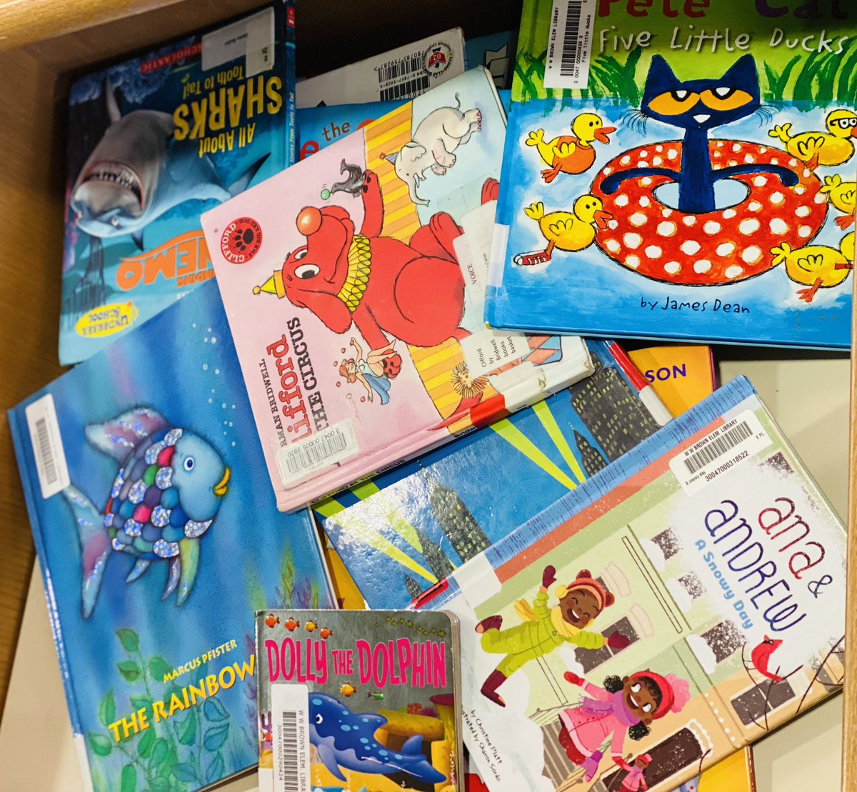 LaKeitha_Brooks's tweet photo. I love #MondayMornings! Students are ready to get a fresh read for the week. #BookDropLife #bookphotography #HubofGrowth  #WWBReads @kwamealexander @MizDanaClaire @robochai @thepetethecat @StudioJJK @amyignatow @christineaplatt @GraphixBooks @mikemaihack https://t.co/klBqa4AwnA